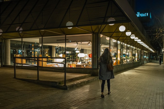 Las siluetas y la iluminación artificial en la foto de calle nocturna. Foto de Raúl Porteiro Zubiaurre.