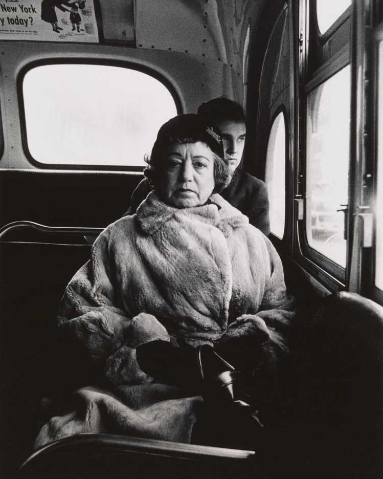 Pasajera en el autobús. Fotografía de Diane Arbus.