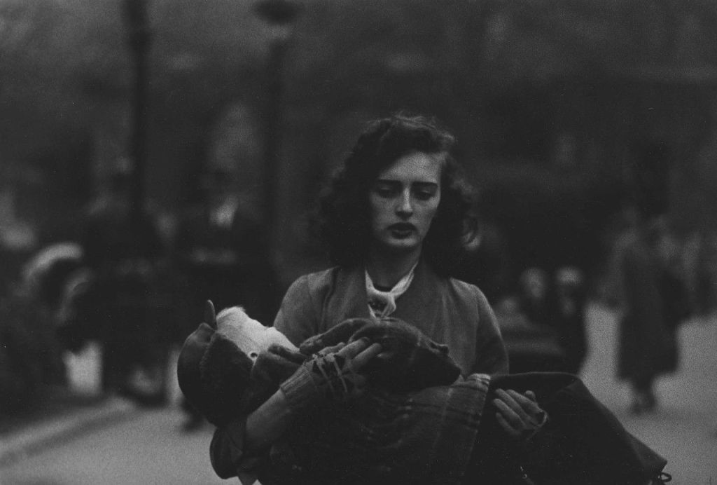 Fotografía de Diane Arbus Mujer llevando un niño en Central Park. N.Y.C, 1956.