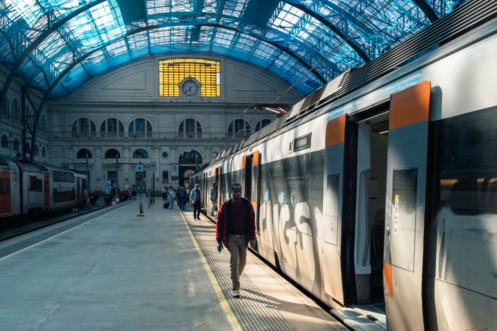 Ejemplo de Street Photography en un espacio publico como  es una estación de tren. Foto de Raúl Porteiro Zubiaurre