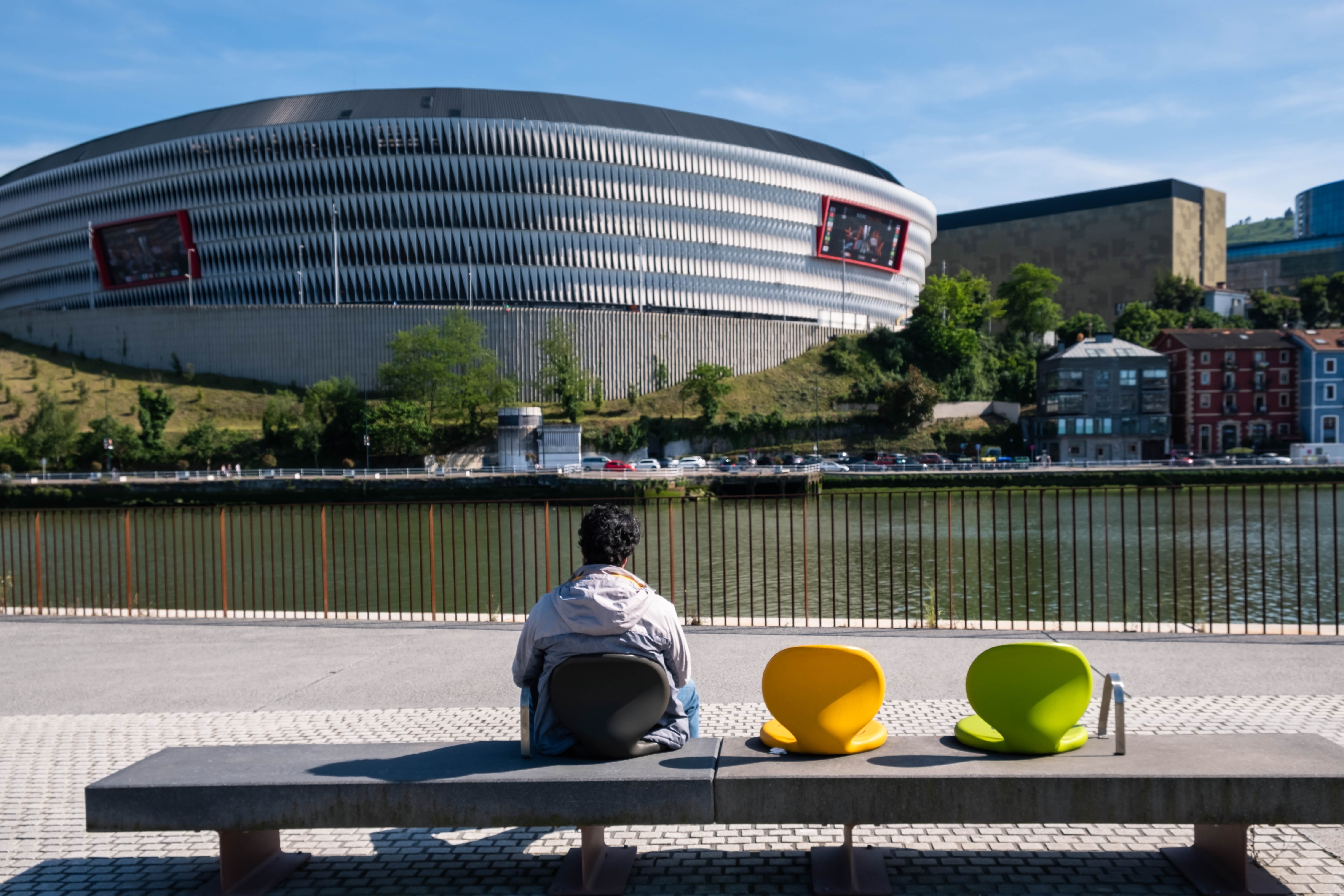 Contemplando la ría desde Deusto. Bilbao, Bizkaia