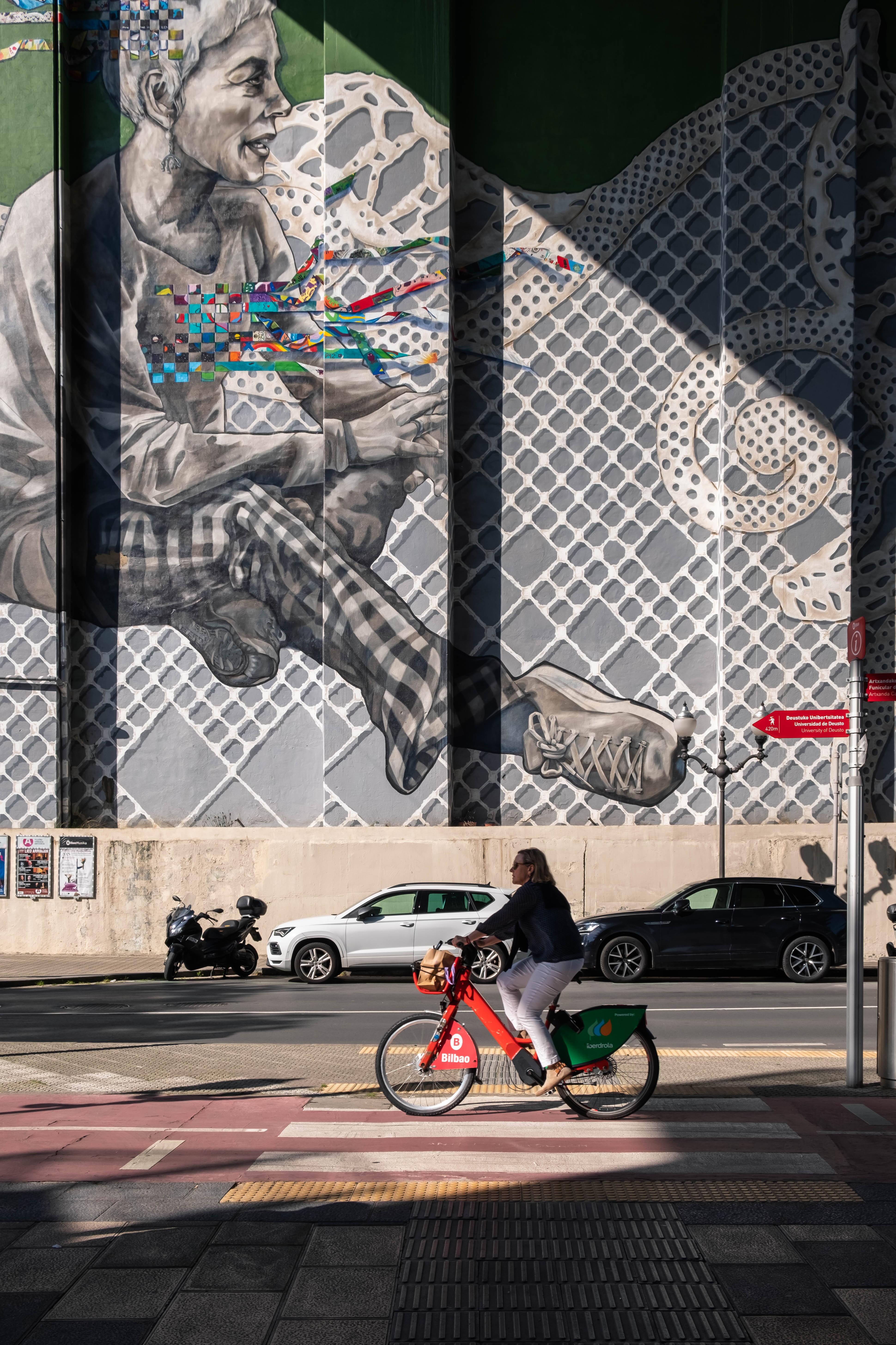 Circulando en bicicleta bajo el puente de La Salve. Bilbao, Bizkaia.