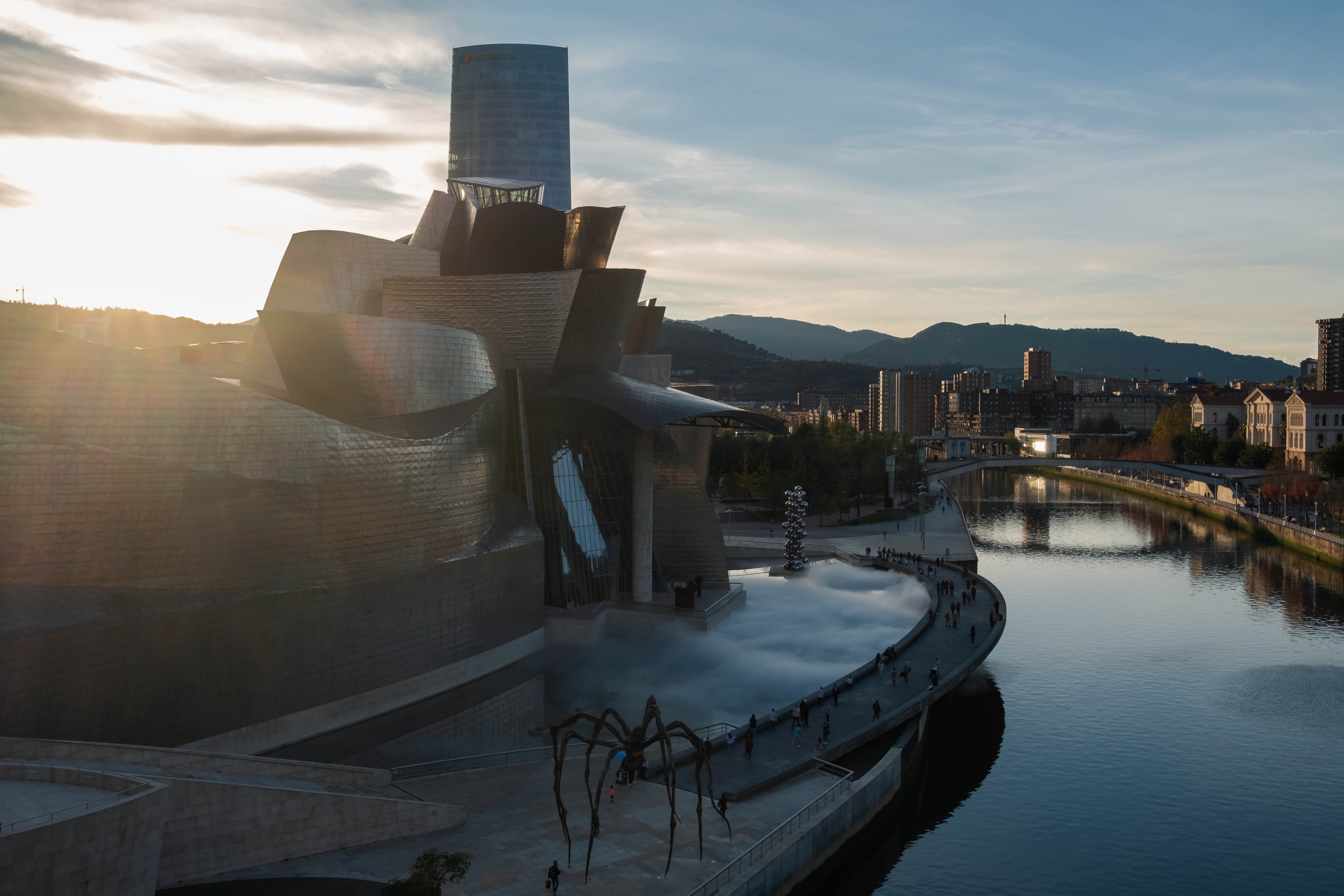 Vista del Museo Guggenheim al atardecer. Bilbao, Bizkaia.