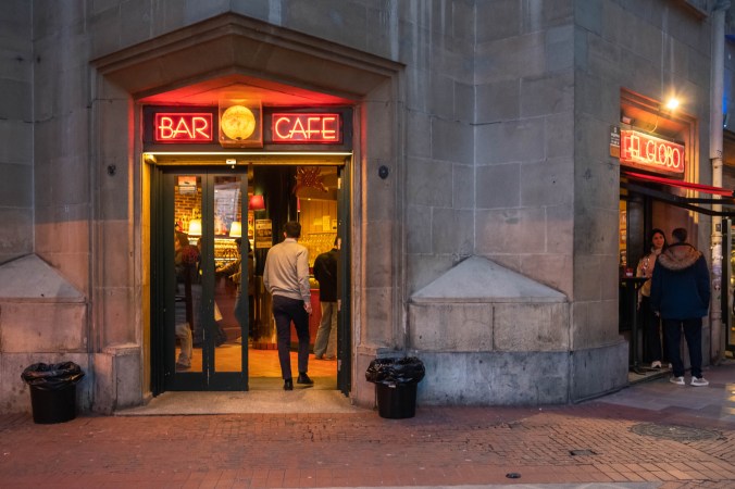 Rotúlos de neon integrados en una foto de calle nocturna. Foto de Raúl Porteiro Zubiaurre