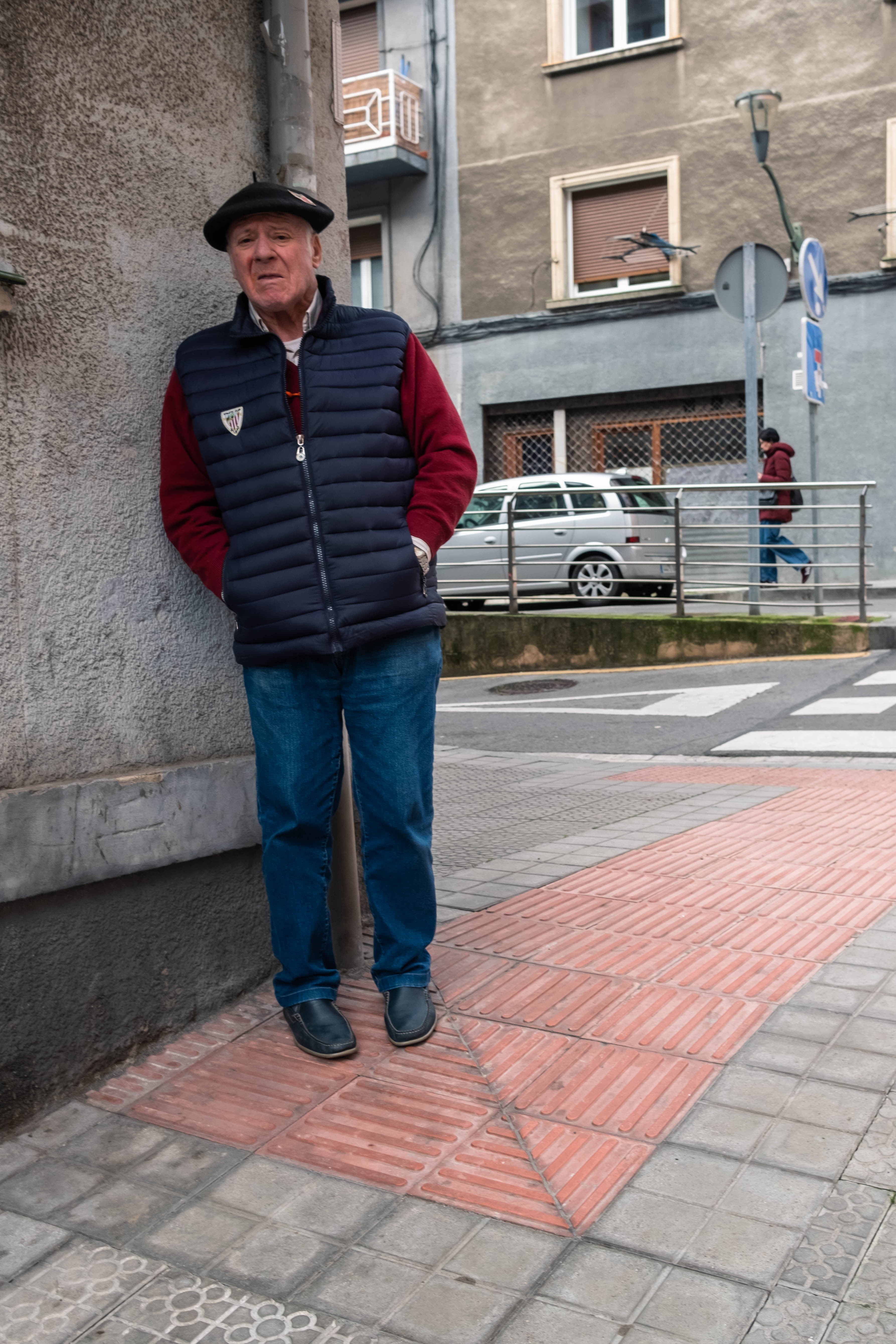Hombre de edad avanzada con su txapela y chaleco con el escudo del Athletic Club. Bilbao, Bizkaia.