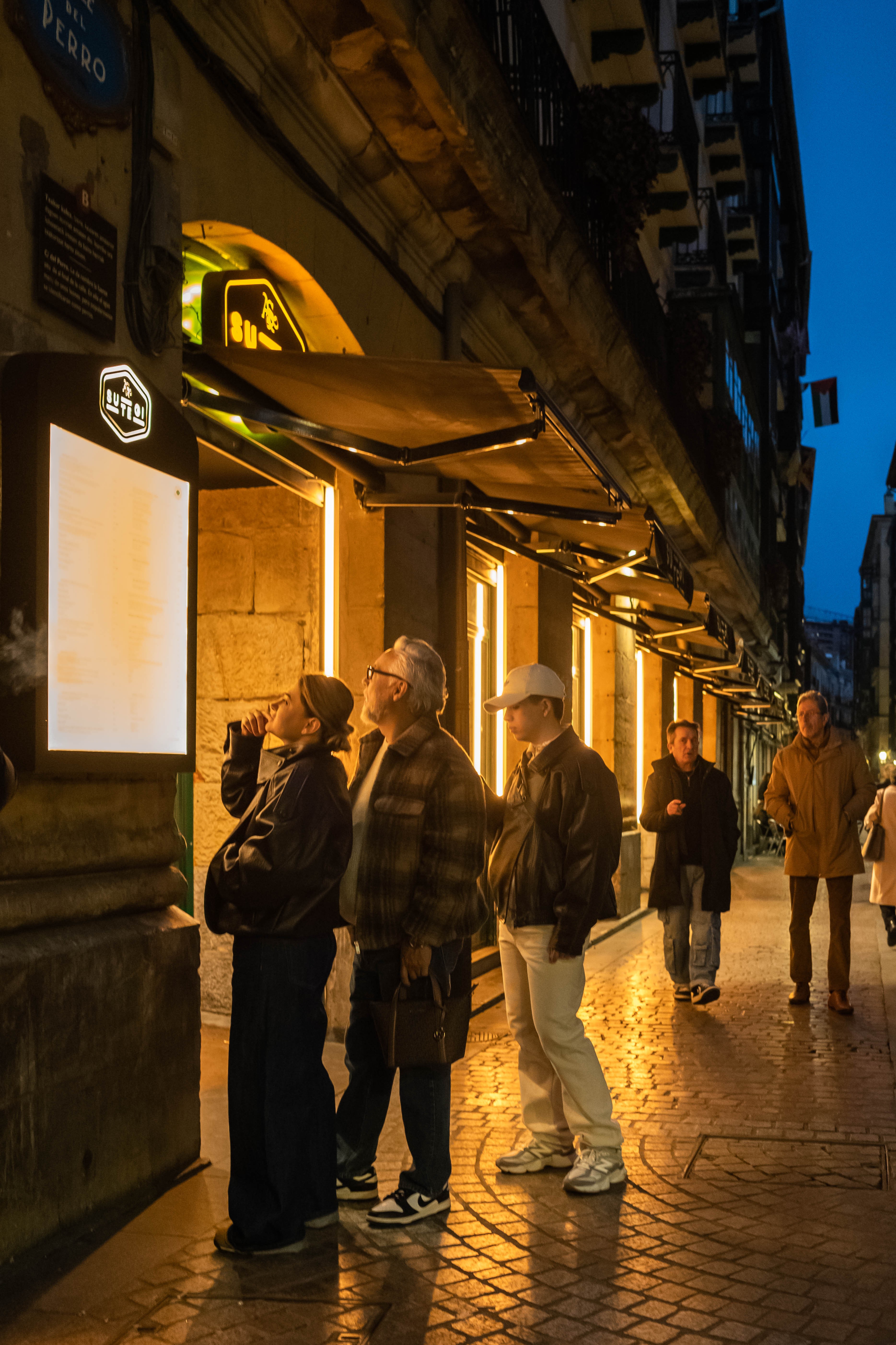 Turistas consultan un menú frente a un restaurante del Casco Viejo. Bilbao, Bizkaia.