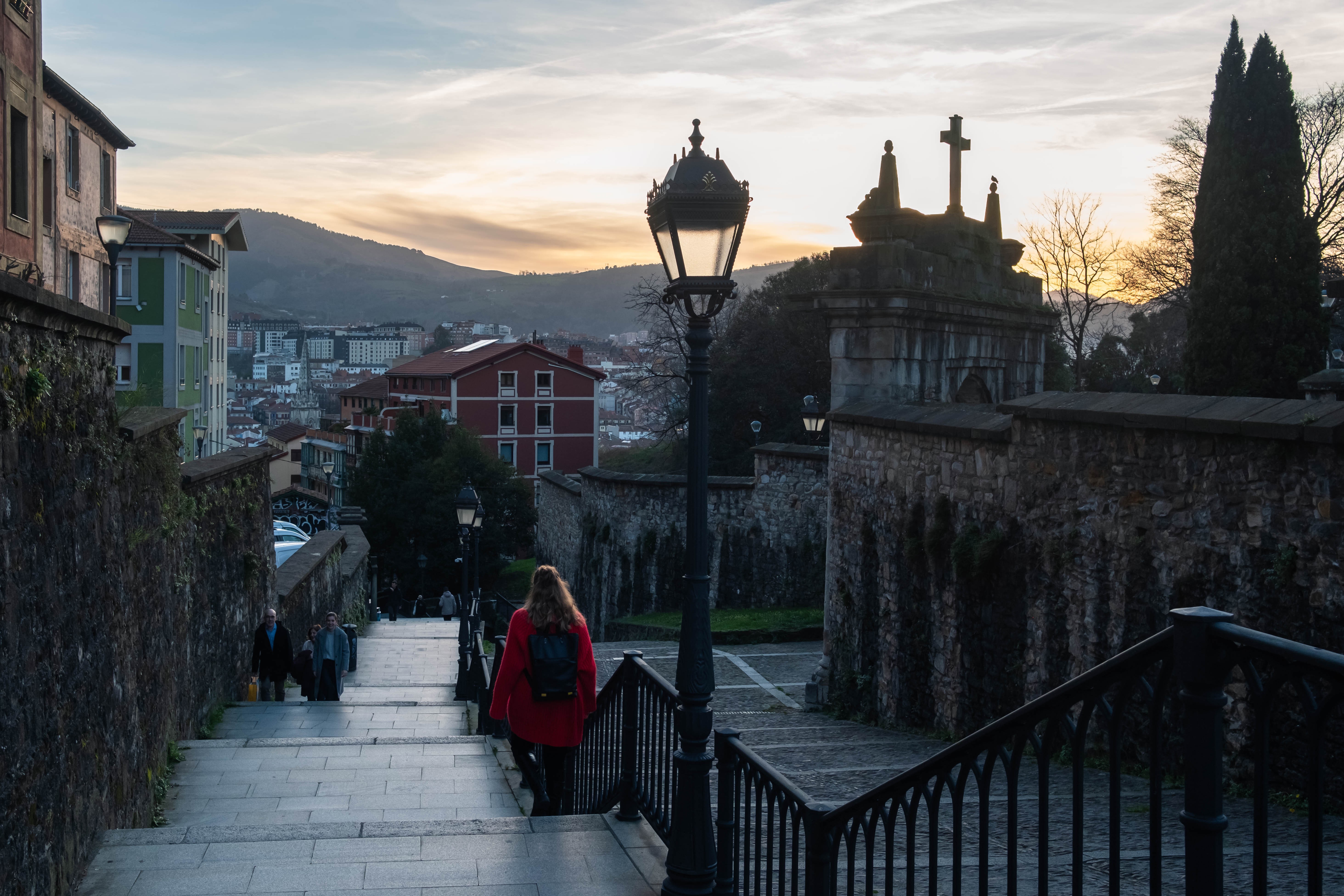 Una mujer jovén desciende las escaleras de las Calzadas dee Mallona en el barrio de Begoña. Bilbao, Bizkaia.