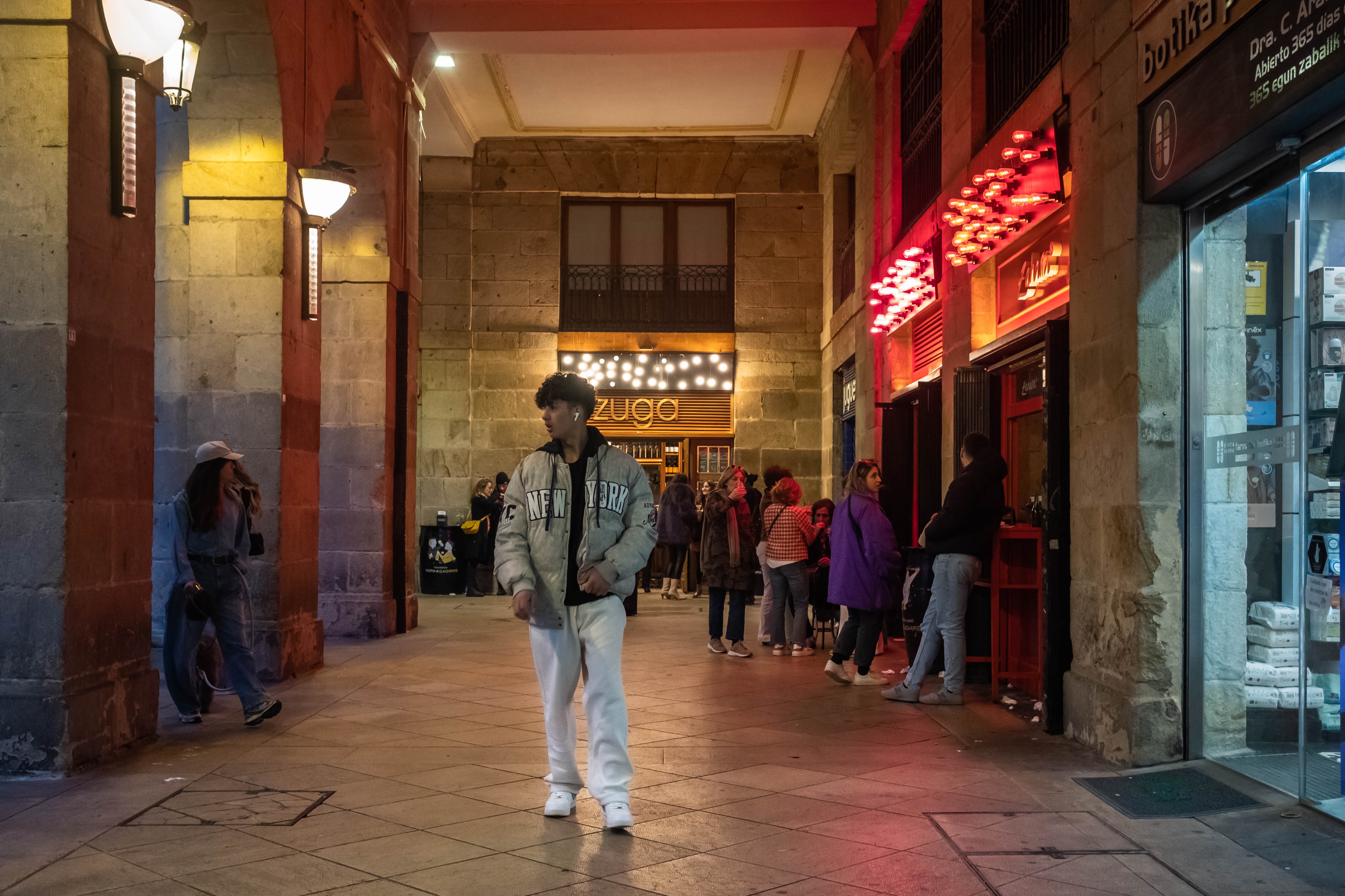 Rotúlos de neon integrados en una foto de calle nocturna. Foto de Raúl Porteiro Zubiaurre