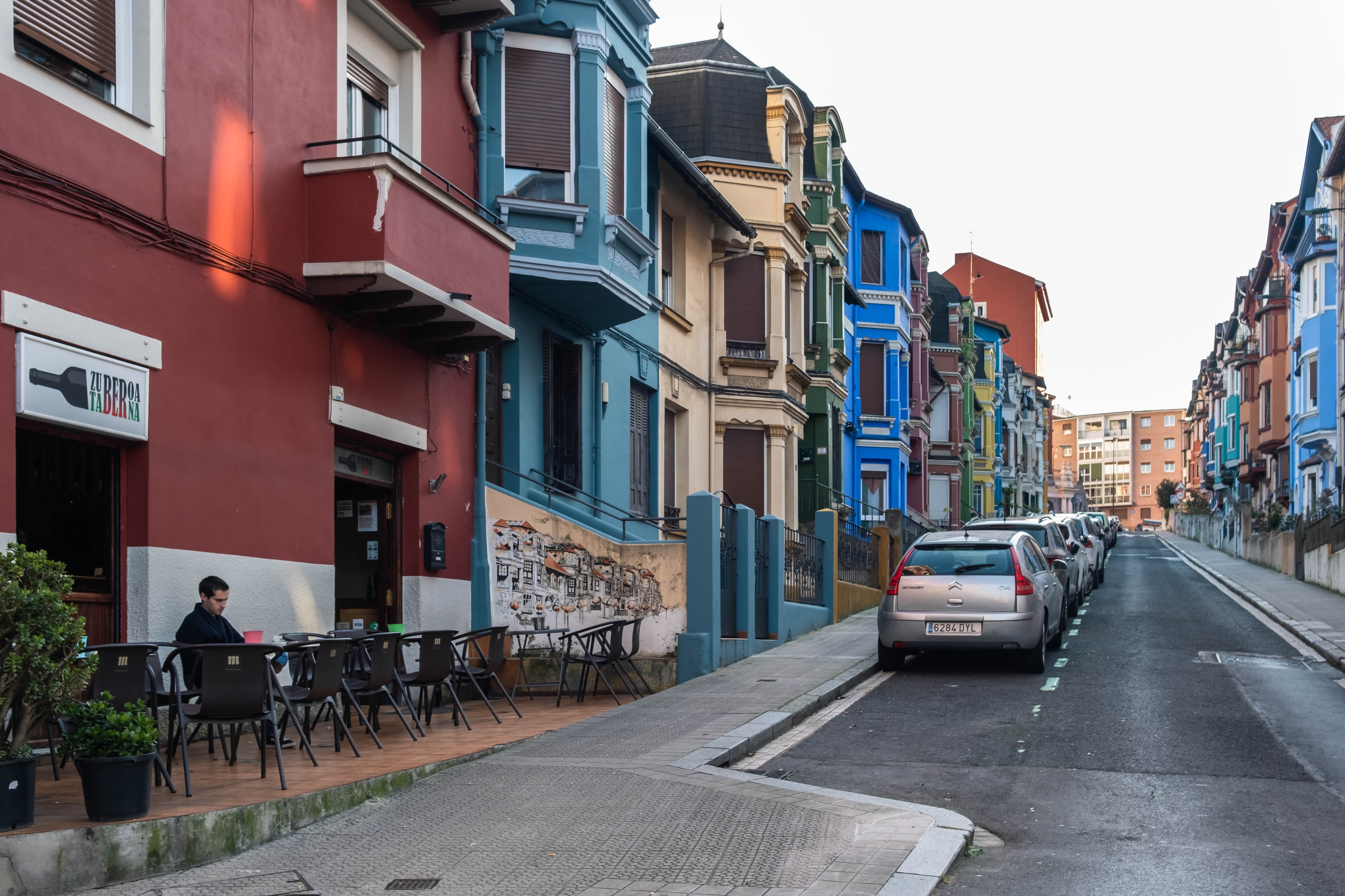 UnUn hombre jóven espera, sentado en una terraza, en el barrio de Iralabarri Bilbao, Bizkaia