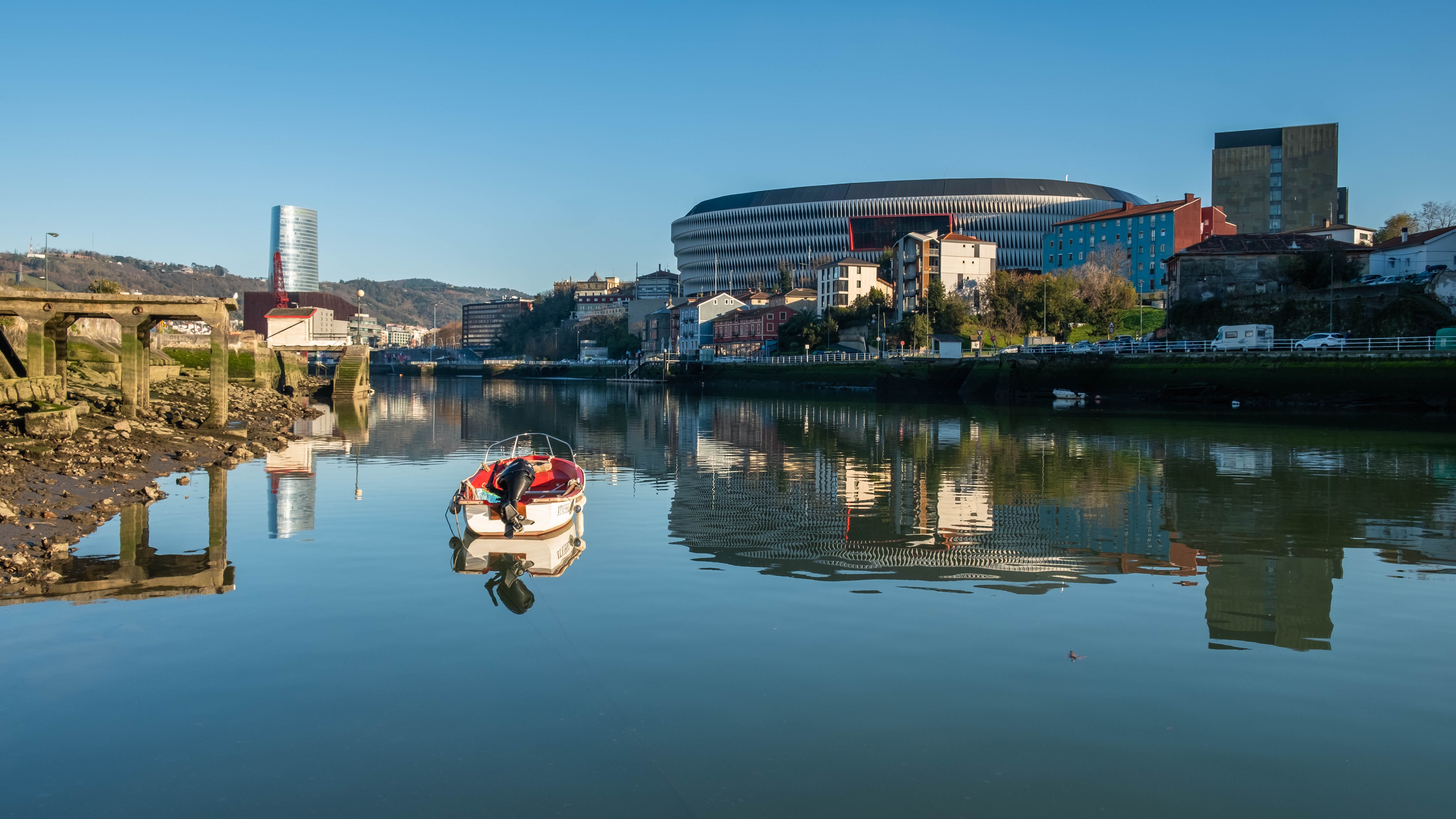 Vista del estadio de San Mamés y su reflejo en la Ría del Nervión desde la Ribera de Deusto. Bilbao, Bizkaia.