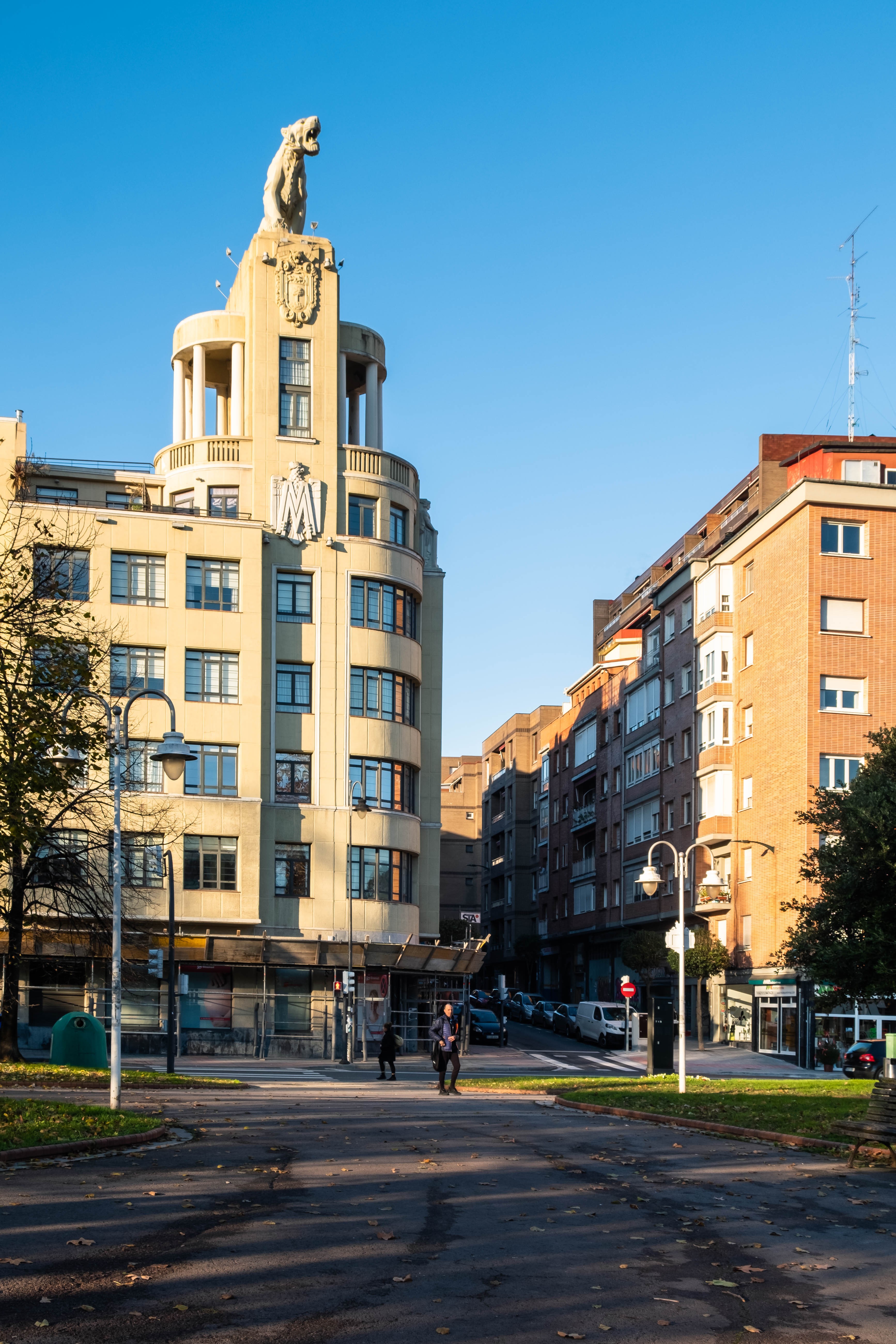 Un hobre camina bajo La Casa del Tigre en el barrio de Deusto. Bilbao, Bizkaia