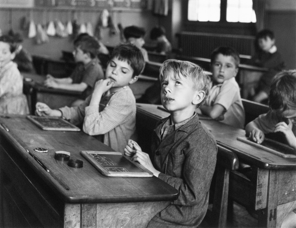 Atelier Robert Doisneau. La Información escolar. París 1956