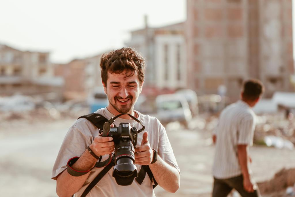 Ante el aumento de imágenes generadas por IA, el fotoperiodismo sobre el terreno está recuperando importancia