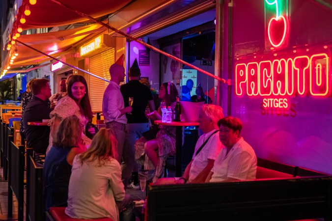 Ambiente nocturno en Sitges, Barcelona. Foto de Raúl Porteiro Zubiaurre.
