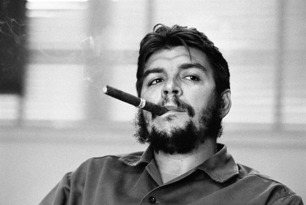 Fotografía del Che Guevara que se convirtió en un auténtico icono y que fue tomada durante una entrevista en su oficina de La Habana en 1963