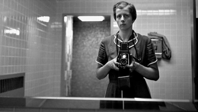 Autorretrato tomado por Vivian Maier durante una de sus salidas fotográficas.